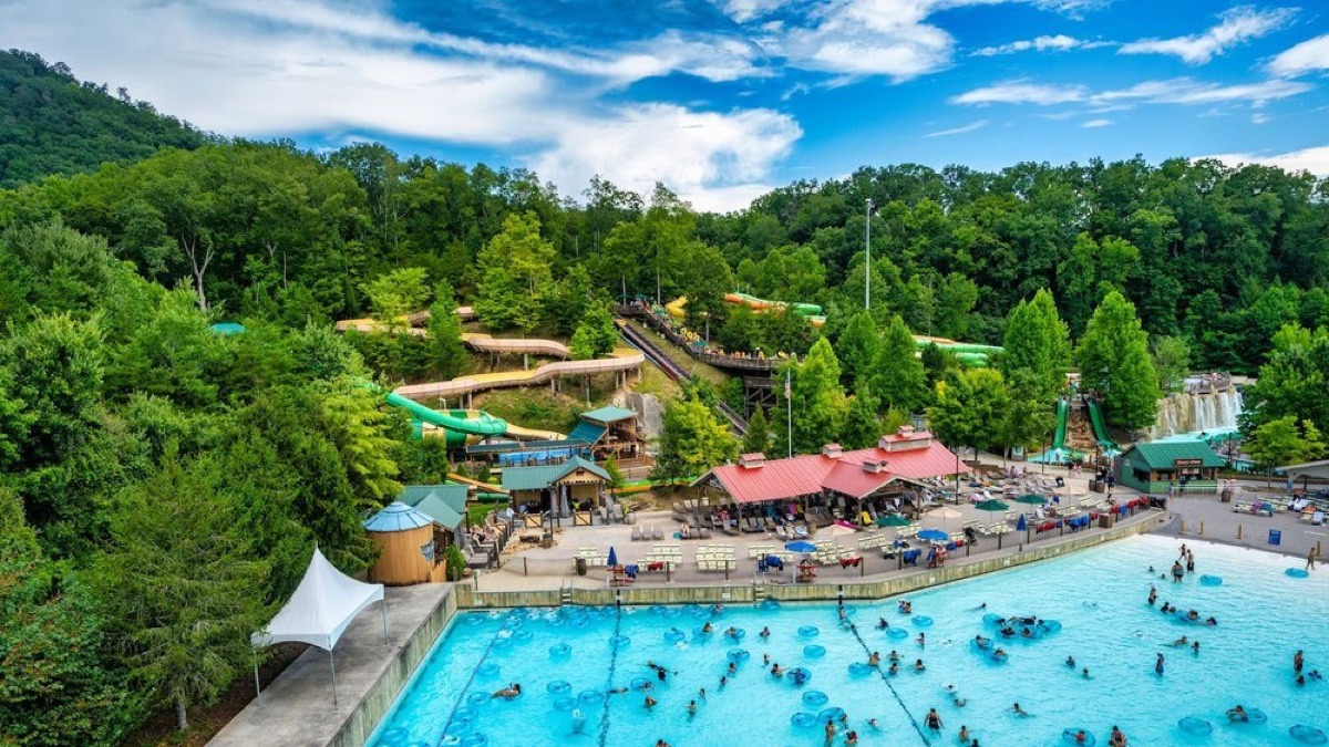 what to check before you book a day at dollywood, Image Credit Deep Arrival